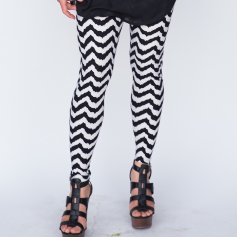 Agnes & Dora Leggings Adult S/M The Cat's Hat Chevron Halloween NWT in Package